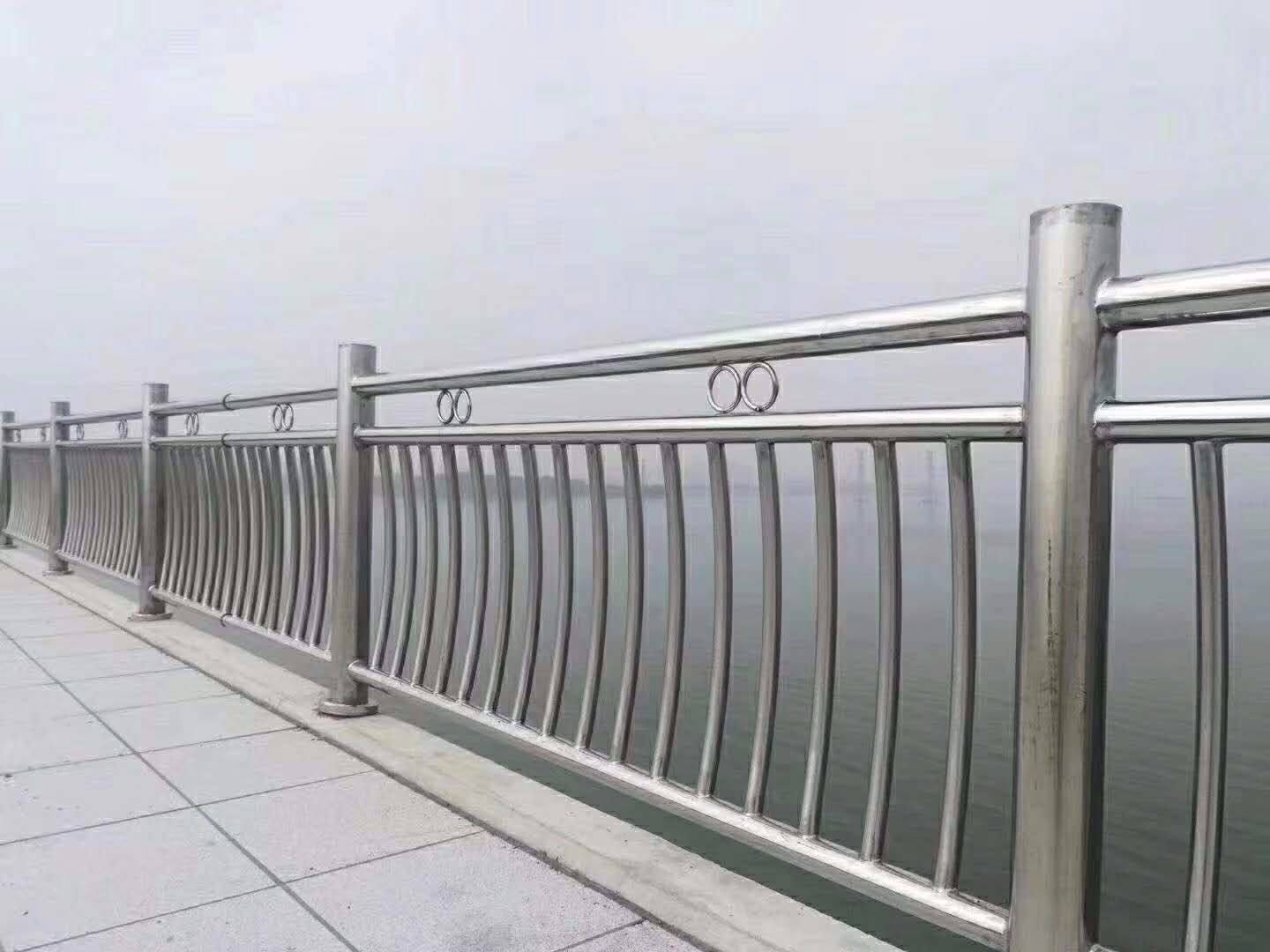 防撞立柱